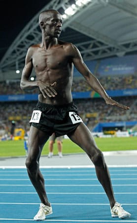 Der Kenianer Ezekiel Kemboi zeigt nach seinem Sieg über die 3000 Meter Hindernis, dass er nicht nur laufen, sondern auch tanzen kann.
