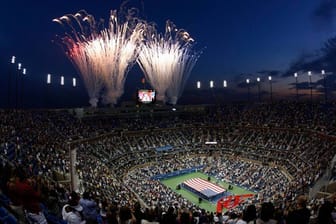 Let the games begin: Die Eröffnungszeremonie der US Open 2011. Mit einem großen Feuerwerk wird das letzte Grand-Slam-Turnier des Jahres eröffnet.