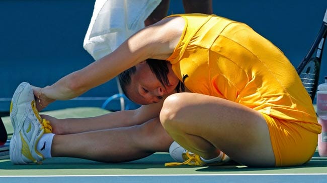 Stretching: Jelena Jankovic dehnt sich auf dem Platz.