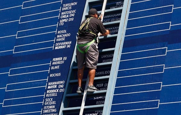 Stairway to heaven: Ein Mitarbeiter bestückt die Anzeigetafel.