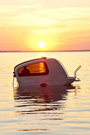 Laut Hersteller ist der Caravan auf dem Wasser gutmütig und verfügt über eine sichere Wasserlage - obwohl er kein Boot ist.