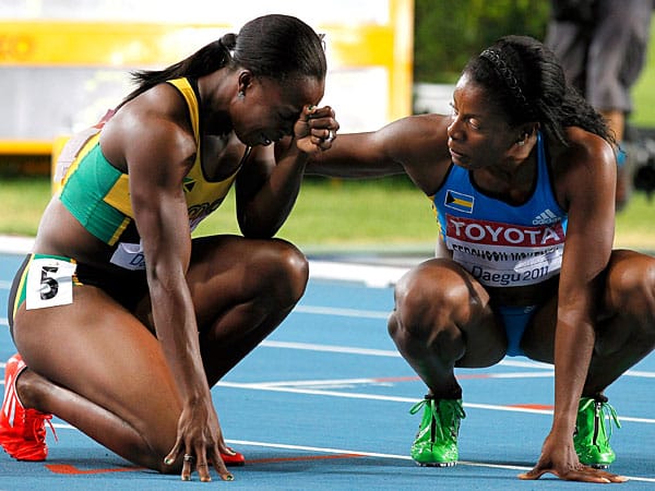 Zu Tränen gerührt: Veronica Campbell-Brown ließ ihren Gefühlen nach dem Gewinn der Goldmedaille über 200 Meter freien Lauf. Debbie Ferguson-McKenzie (rechts) musste "trösten".
