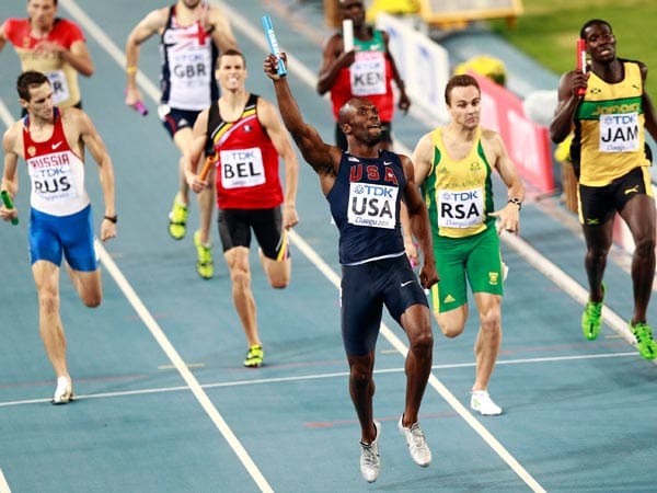 Symbol des Siegers: LaShawn Merritt reckt den Staffelstab in die Höhe, nachdem er den USA die Goldmedaille in der 4x400 Meter Staffel gesichert hat.