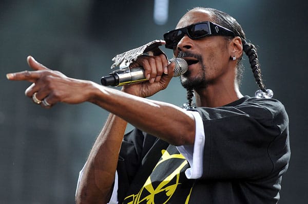 Mächtig zum schwitzen bringen wollten uns diesen Sommer Hip-Hop-Star Snoop Dogg gemeinsam mit dem House-DJ David Guetta: In Kollaboration brachten die beiden "Sweat" heraus.