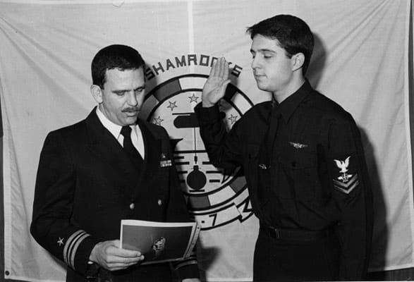 Wasdin, der aus Georgia stammt, war 18 Jahre alt, als er sich bei der US Navy verpflichtete. Wasdin, der aus Georgia stammt, war 18 Jahre alt, als er sich bei der US Navy verpflichtete.