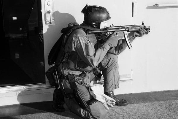 "Waz-Man", wie ihn seine Kameraden damals nannten, verließ die Navy Seals, nachdem ihm 1993 in Mogadischu Kalaschnikow-Kugeln das rechte Schienbein zerfetzt hatten. "Waz-Man", wie ihn seine Kameraden damals nannten, verließ die Navy Seals, nachdem ihm 1993 in Mogadischu Kalaschnikow-Kugeln das rechte Schienbein zerfetzt hatten.