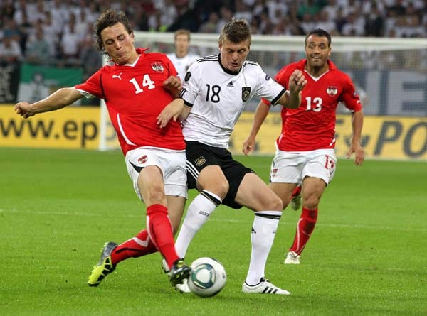 Toni Kroos (re.) kämpft mit dem Österreicher Julian Baumgartlinger um den Ball.