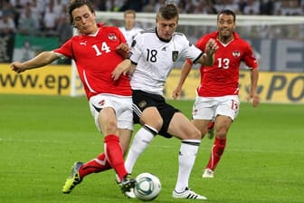 Toni Kroos (re.) kämpft mit dem Österreicher Julian Baumgartlinger um den Ball.