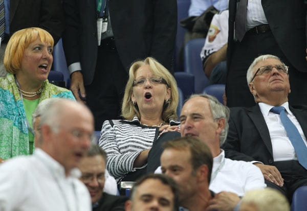 Claudia Roth (li.) hat sichtlich Spaß. Beim DFB-Präsidenten Theo Zwanziger (re.) ist die freude nicht ganz so deutlich zu sehen.