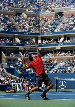 First serve. Roger Federer beim Aufschlag.