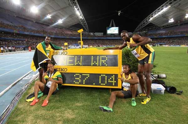 Bei der letzten von 47 Entscheidungen der WM 2011 schreibt Jamaika Geschichte: Das Sprint-Quartett um Usain Bolt (re. oben) stellt einen neuen Weltrekord auf. Bolt, der tags zuvor schon die 200 Meter gewonnen hatte, rehabilitierte sich damit endgültig für den Fehlstart-Blackout über 100 Meter.