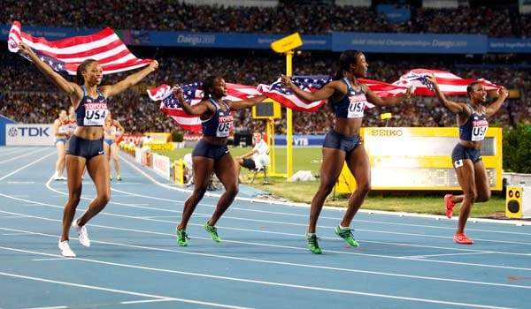 Die US-Läuferinnen Allyson Felix, Bianca Knight, Marshevet Myers und Carmelita Jeter (von li. n. re.) feiern ihren Sieg in der 4 x 100 Meter Staffel.