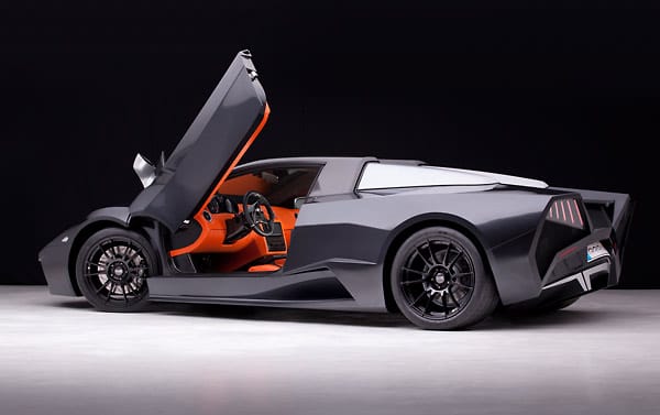 Scherentüren verstärken den Eindruck eines Lamborghini-Derivats.