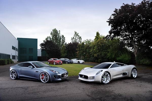 Serie und Zukunft auf einem Bild: XF-R, XJ Supersport und XK-R im Hintergrund, vorne die neuen Hybridsportler C-X16 und C-X75.