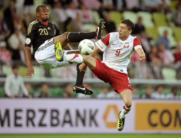 Jerome Boateng liefert sich ein heißes Duell mit dem Dortmunder Robert Lewandowski.