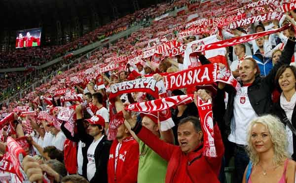 Die polnischen Fans zeigen sich gerüstet für die Heim-EM im nächsten Jahr.