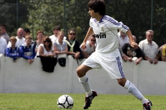 Enzo Zidane eifert seinem berühmten Vater Zinedine nach. Der 16-Jährige ist ebenso wie sein Vater Mittelfeldspieler, kann den Ball ähnlich elegant behandeln und darf bereits bei der ersten Mannschaft von Real Madrid unter Jose Mourinho mittrainieren.