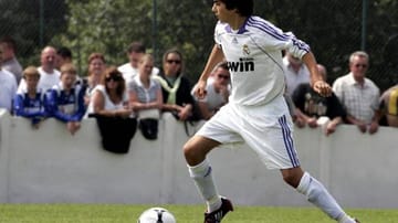 Enzo Zidane eifert seinem berühmten Vater Zinedine nach. Der 16-Jährige ist ebenso wie sein Vater Mittelfeldspieler, kann den Ball ähnlich elegant behandeln und darf bereits bei der ersten Mannschaft von Real Madrid unter Jose Mourinho mittrainieren.