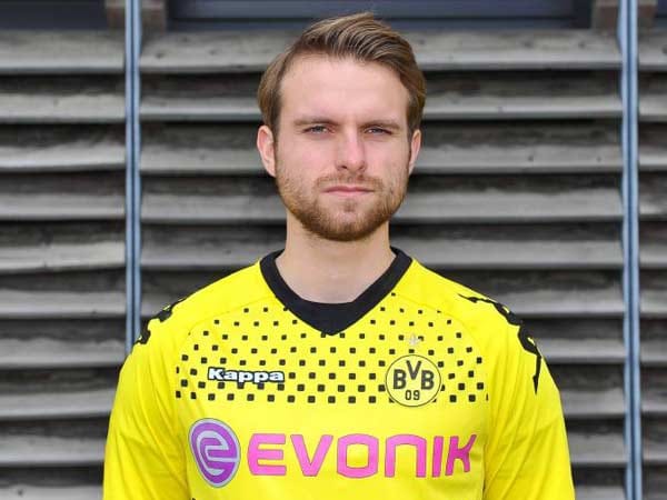 Na, erkennen Sie in den Gesichtszügen dieses jungen Mannes einen berühmten, deutschen Trainer? Jürgen Klopp ist der Vater von Marc Klopp, der in der Regionalliga für die Amateure des BVB spielt.