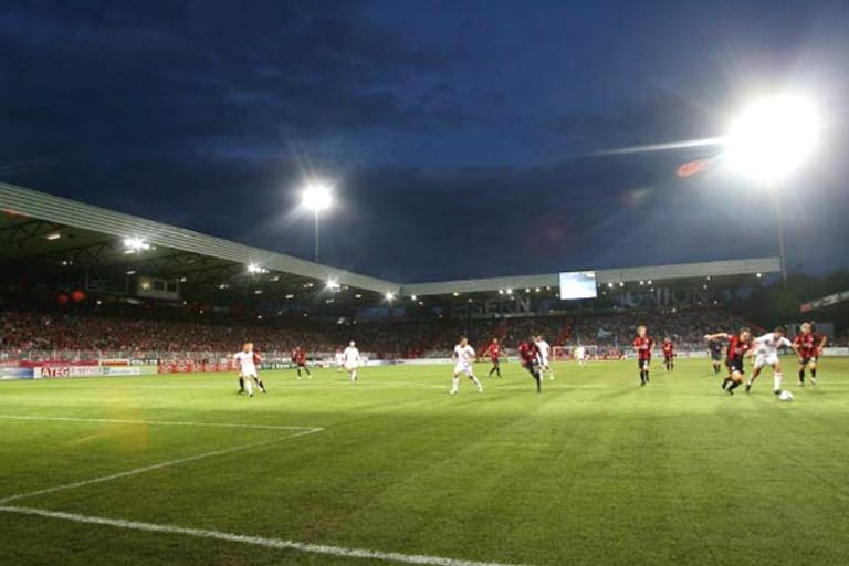 Im Stadion an der Alten Försterei, wo Zweitligist 1. FC Union seine Heimspiel austrägt, ist die komplette Stehplatz-Gegengerade erhalten geblieben. Das hat im Profi-Fußball heute Seltenheitswert.