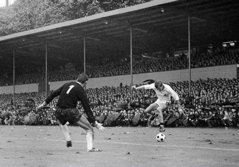 Noch eine Kampfbahn, die heute keine mehr ist, sondern ganz friedlich als Stadion Rote Erde daherkommt. 1926 wurde es eröffnet, von 1937 an spielte dort Borussia Dortmund vor bis zu 42.000 Zuschauern.