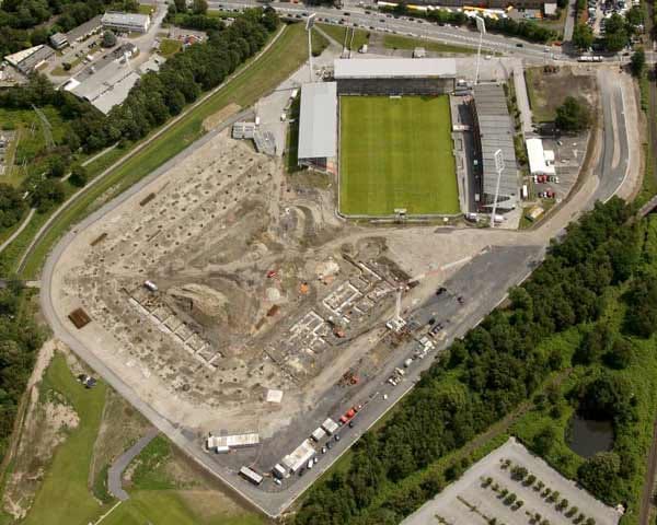 ...danach präsentierte es sich als Ruine mit zweieinhalb Tribünen und zwei Toren. Inzwischen ist das neue Stadion fertig und die Atmosphäre prächtig, wenn RWE in der Regionalliga spielt.