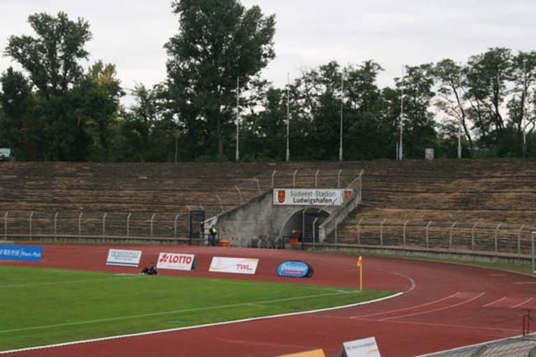 Das Südweststadion in Ludwigshafen hat schon bessere Zeiten gesehen. 1952 beispielsweise kamen 83.000 Zuschauer zum Finale um die deutsche Meisterschaft zwischen dem VfB Stuttgart und dem 1. FC Saarbrücken. Waldhof Mannheim trug hier in den 80er Jahren seine Bundesligaspiele aus. Von den über 40.000 Plätzen sind heute noch 6000 freigegeben. Spiele finden nur noch sehr selten statt.