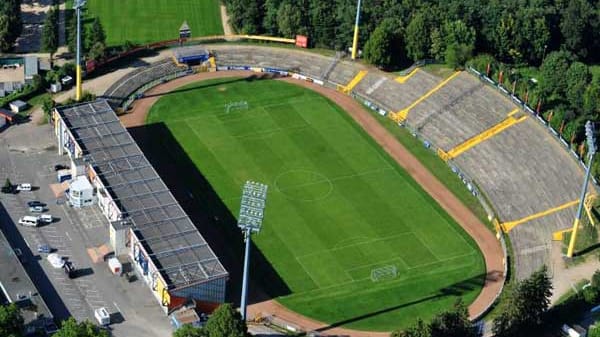 Mag sein, dass das Stadion am Böllenfalltor nicht mehr in die moderne Fußball-Welt passt. Ein Hingucker ist die riesige Stehtribüne (hier noch ohne Sitzplätze im Gästeblock) in der Heimstätte des Sensations-Aufsteigers SV Darmstadt 98 aber allemal. Der Stadionname leitet sich aus Pappeln, den sogenannten Böllen ab, die hier einst standen.