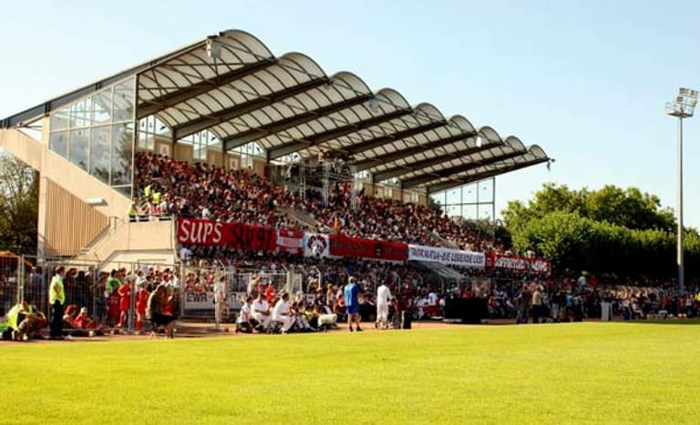 Klein, aber fein präsentiert sich die Tribüne vom Wormatia-Stadion des Regionalligisten aus Worms. Es ist 2008 modernisiert worden, hat aber immer noch einen altmodischen Charme. Das Fassungsvermögen liegt bei 5724 Zuschauern.