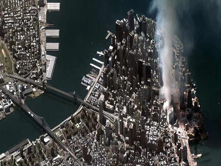 Die Satelliten-Aufnahme von GoogleEarth zeigt eine Rauchsäule über dem eingestürzten World Trade Center