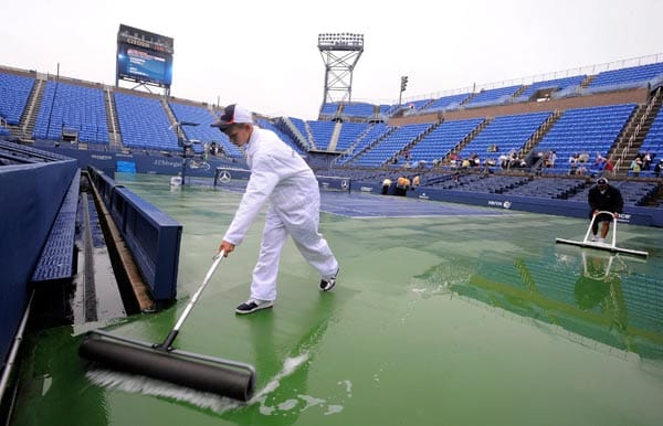 It's Raining Men: Wegen Dauerregens sagten die Veranstalter der US Open frühzeitig sämtliche Spiele ab. Hier mussten Experten ran.