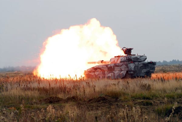 CV90 beim Feuern: Das Problem mit der Infrarot-Tarnung ist, dass sie am besten funktioniert, wenn ein Panzer stillsteht und in keinen Kampf verwickelt ist. Denn die Waffen geben, wie in diesem Bild gut zu erkennen, enorme Hitze ab.