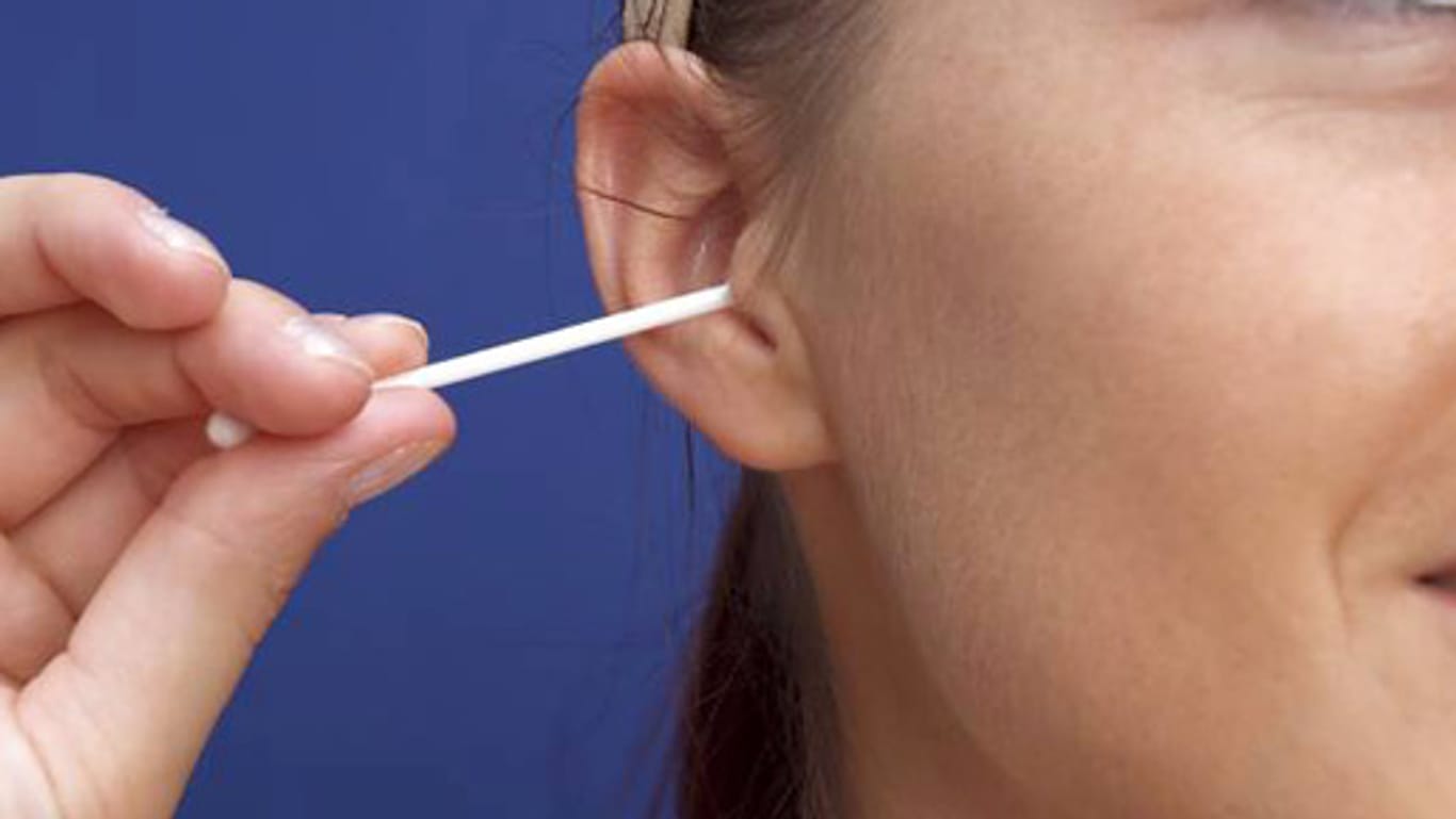 Gesundheit: beim Jucken im Ohr greifen viele zu Wattestäbchen.