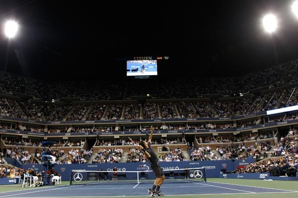 Nightsession: Roger Federer serviert in der Viertelfinal-Partie gegen Jo-Wilfried Tsonga.