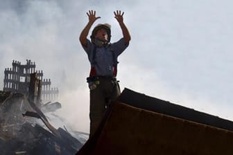 Ein Feuerwehrmann vor der Ruine des World Trade Centers
