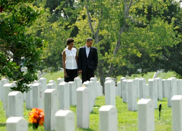 Am Vortag des Jahrestages besuchte Obama zusammen mit seiner Frau Michelle den Militärfriedhof in Arlington, um die Gefallenen Amerikaner der Kriege nach 9/11 zu ehren - über 5000 Männer und Frauen. Am Vortag des Jahrestages besuchte Obama zusammen mit seiner Frau Michelle den Militärfriedhof in Arlington, um die Gefallenen Amerikaner der Kriege nach 9/11 zu ehren - über 5000 Männer und Frauen.
