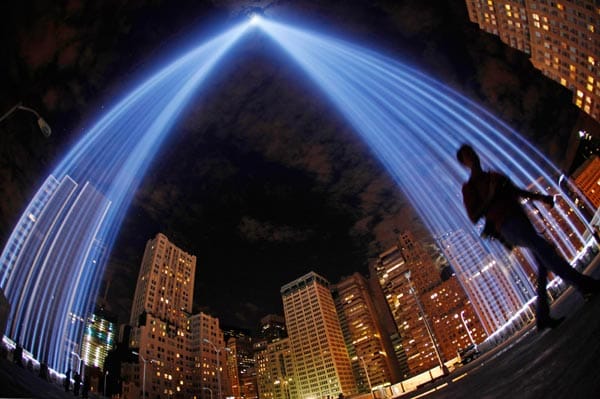 Die Lichtinstallation "Tribute of Lights" erinnert an die bei den Anschlägen zerstörten Zwillingstürme des World Trade Centers Die Lichtinstallation "Tribute of Lights" erinnert an die bei den Anschlägen zerstörten Zwillingstürme des World Trade Centers