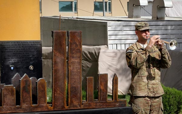 In Afghanistan haben US-Soldaten die Skyline von Manhattan mit dem World Trade Center nachgebildet. Die Skulptur besteht aus Stahlresten der echten Twin Towers, die am 11. September 2001 zerstört wurden In Afghanistan haben US-Soldaten die Skyline von Manhattan mit dem World Trade Center nachgebildet. Die Skulptur besteht aus Stahlresten der echten Twin Towers, die am 11. September 2001 zerstört wurden