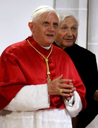 Papst Benedikt XVI. drückt seine Anteilnahme in einem Brief an den New Yorker Bischof Timothy Dolan aus. Er bete für die Opfer und hoffe, dass ihre Familien dauerhaften Trost finden können, heißt es darin. Papst Benedikt XVI. drückt seine Anteilnahme in einem Brief an den New Yorker Bischof Timothy Dolan aus. Er bete für die Opfer und hoffe, dass ihre Familien dauerhaften Trost finden können, heißt es darin.