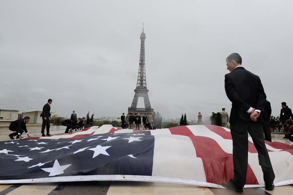 Auch in Paris wird unter wollkenverhangenem Himmel der Anschläge gedacht. Auch in Paris wird unter wollkenverhangenem Himmel der Anschläge gedacht.