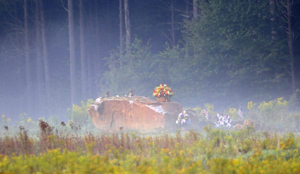 So auch in Shanksville, wo eine der Maschinen abgestürzt war, nachdem mutige Passagiere die Flugzeugentführer überwältigt hatten. So auch in Shanksville, wo eine der Maschinen abgestürzt war, nachdem mutige Passagiere die Flugzeugentführer überwältigt hatten.
