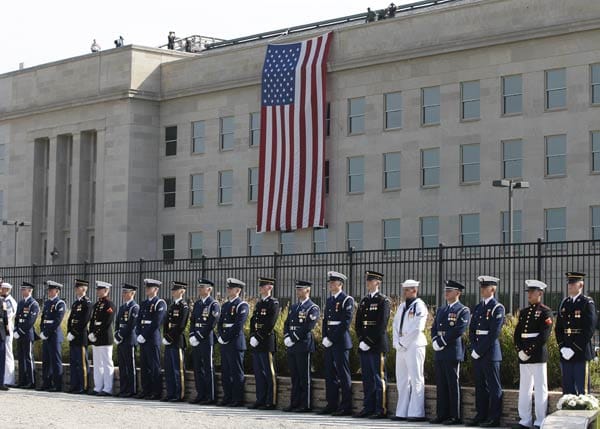 Eine weitere Zeremonie findet vor der Einschlagstelle einer der entführten Flugzeuge am Pentagon statt. Eine weitere Zeremonie findet vor der Einschlagstelle einer der entführten Flugzeuge am Pentagon statt.