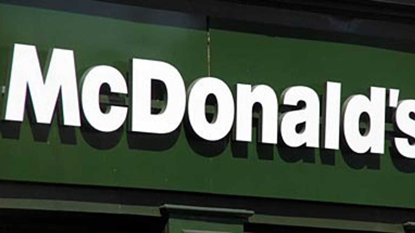 Das neue Logo von McDonald's ist grün - der Burger-Brater beschäftigt viele Mitarbeiter in Deutschland