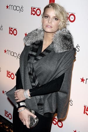 Auch Sängerin Jessica Simpson macht aus ihrer Leidenschaft für Pelze kein Geheimnis. In diesem Outfit mit Kragen aus Waschbär-Pelz sorgte sie bei einem Event des berühmten Kaufhauses Macy's für Aufreger unter den Gästen.