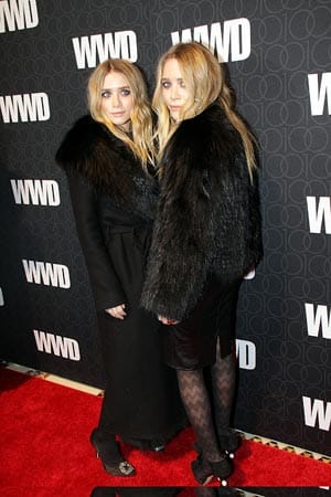 Die Olsen-Zwillinge Mary-Kate und Ashley: Wie viele Tierchen für diese Outfits ihr Leben lassen mussten, ist den beiden offenbar nicht klar. Oder es handelt sich auch bei ihnen um die unter Pelz-Trägern so beliebte Haltung des Nicht-Wissen-Wollens?