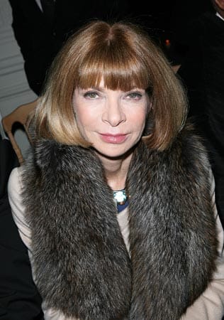 Anna Wintour: Beiträge, mit denen Pelze salonfähig gehalten werden, sind feste Bestandteile im Magazin der "Vogue"-Chefin. "Wenn Ihre Leser von dem Grauen wüssten, das diese Tiere erleiden..., würde es ihnen die Kehle zuschnüren", machte Sängerin Pink in einem Protestbrief an Wintour ihrer Wut darüber Luft.