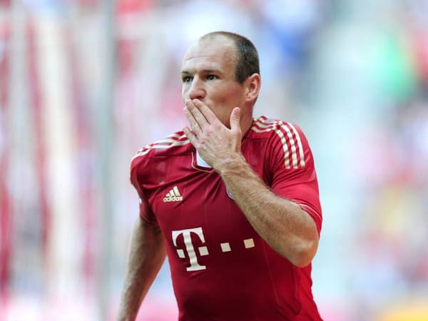 Platz neun: Arjen Robben. Der 27-jährige Niederländer vom FC Bayern hat einen gefürchteten linken Fuß. Leider ist er aber auch sehr verletzungsanfällig. Ein Marktwert von 40 Millionen Euro kann sich trotzdem sehen lassen.