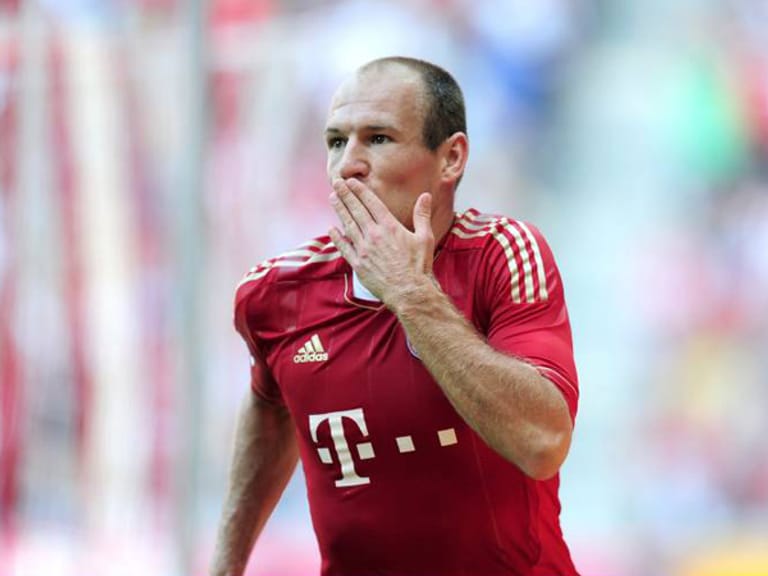 Platz neun: Arjen Robben. Der 27-jährige Niederländer vom FC Bayern hat einen gefürchteten linken Fuß. Leider ist er aber auch sehr verletzungsanfällig. Ein Marktwert von 40 Millionen Euro kann sich trotzdem sehen lassen.