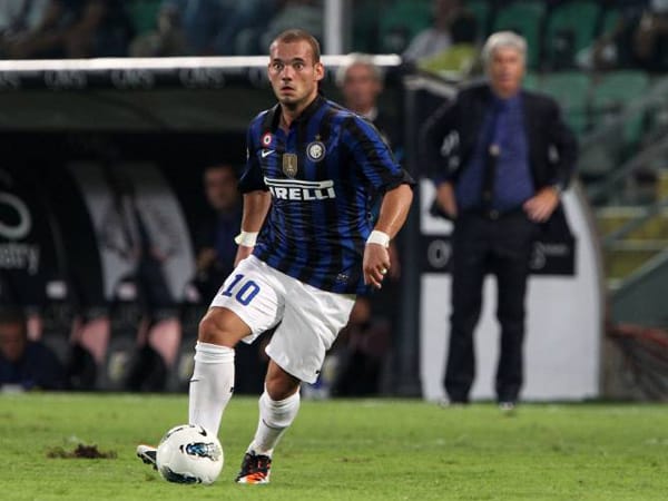 Und nochmal Platz neun: Wesley Sneijder. Der 27-jährige Niederländer von Inter Mailand koordiniert den Spielaufbau der Lombarden und kokettierte zuletzt mit einem Wechsel zu ManUnited. Sein Marktwert: 40 Millionen Euro.