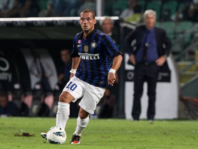 Und nochmal Platz neun: Wesley Sneijder. Der 27-jährige Niederländer von Inter Mailand koordiniert den Spielaufbau der Lombarden und kokettierte zuletzt mit einem Wechsel zu ManUnited. Sein Marktwert: 40 Millionen Euro.